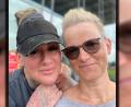 Bild: Sonja Gerth/exb
Sonja Gerth aus Waldthurn (rechts) unterstützt die Organisation "Fuck Cancer" von Myriam von M. (links) als ehrenamtliche Mitarbeiterin. In Berlin treffen sich die beiden Frauen sich mit Angehörigen einer 19-Jährigen, die an Krebs gestorben ist.