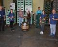 Bild: jr
Mit dem Erlös aus dem Verkauf von "Mein Helles" stattete die Brauerei Hösl die Stadtkapelle mit neuen Instrumenten, Notenständern und Zubehör aus. Von links Dirigent Oliver Lipfert, Anna Ernstberger, Brauereichef Michael Hösl, Martina Bleistein, Jens Tschinkl sowie Anna und Josef Dill.