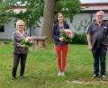 Bild: jr
Verabschiedet wurden am Mittwoch im Rahmen einer kleinen Feierstunde Rektorin Johanna Reger (Zweite von rechts) und Förderlehrerin Doris Czerwik, nach 45 Berufsjahren. Dankesworte sprachen Bürgermeister Max Bindl (links) und Pfarrseelsorger Pater Benedikt Leitmayr.