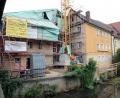 Bild: Stephan Huber
Amberg vermutlich kurioseste Baustelle, mit sehr wenig Platz und riesigem Kran, direkt an der Vils, im Herzen der Altstadt: Hier entsteht aus vier historischen Häusern das Hotel/Café Bootshaus.