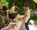 Bild: hka
Ein Waldkindergarten braucht auch eine Werkstatt: Sägen, Hämmer und Feilen fordern die kleinen Heimwerker heraus.