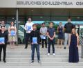 Bild: Schulzentrum Schwandorf/exb 
Die Absolventen der Berufsschule Plus-BS+ bekamen ihre Zeugnisse überreicht. Das Bild zeigt (obere Reihe, von links) Klassleiter Klaus Kessler, Claudia Mauerer, Franz Fischer, Sebastian Omary, Petra Koller, Moritz Baumer sowie (untere Reihe, von links) Rene Kraus, Michael Fröhler, Elias Ries und Marissa Zitzmann.