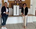 Bild: Gemeinde Ammerthal/exb
Bürgermeister Anton Peter (rechts) und Schulleiterin Andrea Konrad (Mitte) sind froh, dass alle Klassenzimmer und Fachräume der Grundschule zum neuen Schuljahr über mobile Luftreinigungsgeräte verfügen. Mit auf dem Bild Rita Graßler (links).