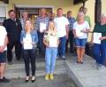 Bild: fjo
Über die bayerische Verdienstnadel freuen sich Josef Wittmann, Kerstin Krämer-Höreth und Nicole Hoch (vorne, von links), sowie (von rechts) Hildegard Werner, Stephan Ach, Renate Forster, Josef Kleber, Franz Peintinger, Karl Hölzl, Hans Grötsch und Georg Kleber,.