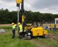 Bild: wro
Der erste von insgesamt 7500 Stützpfosten wird gesetzt. Mit der Inbetriebnahme sei mit Ende Oktober zu rechnen, informierte ein Sprecher von der Green-City AG.