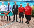 Bild: njn
Gerne nahm Wasserwacht-Vorsitzender Thomas Seiler (vierter von links) das neue Rettungsgerät, ein Spineboard, aus den Händen von Bürgermeister Johannes Reger (vierter von rechts) und zweiten Bürgermeister Bernhard Schmidt (dritter von links) entgegen. Mit auf dem Bild (von links) Victoria Seiler von der Wasserwacht, die beiden Bankenvertreter Hans Dumler und Alexander Goblirsch sowie die beiden Bademeister Roman Siegert und Heinrich Denz.