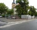 Bild: bk
Noch lagern Aushub und Baumaterial am Kirchplatz in Kaltenbrunn. Bald könnte dort mehr Grün hinkommen. Der Gemeinderat stimmte nun der vorliegenden Planung zu.