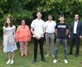 Bild: dob
Klassenbester aus der 10 a wurde Leon Snajdr (Dritter von links) mit einer glatten Eins. Doch auch Theresa Gollwitzer, Leon Keck und Konstantin Stahl waren mit ihrem Durchschnittsergebnis besser als 1,5. Darüber freuten sich insbesondere Realschuldirektor Kilian Graber (Zweiter von rechts), Stellvertreterin Ulrike Partl-Mahlendorf (Zweite von links) und Klassenleiter und Realschulstudienrat Bernd Meier (Mitte). Felix Meier der ebenfalls zu dieser Riege gehörte, ist nicht im Bild.