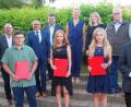 Bild: jpl
Mit einem Wertgutschein wurden die Jahrgangsbesten Hannes Kellner, Larissa König, Sophie Heinrich und Jonas Wenzel (erste Reihe, von links) ausgezeichnet. Zu den ausgezeichneten Leistungen gratulierten Rektor Alexander Köstler, Pullenreuths Erster Bürgermeister Hubert Kraus, Ebnaths Zweiter Bürgermeister Michael Sticht, Klassleiterin Sissy Zeltner, Mehlmeisels Dritte Bürgermeisterin Cathrin Seltmann sowie Brands Dritter Bürgermeister Georg Zaus und Neusorgs Erster Bürgermeister Peter König (zweite Reihe, von links).
