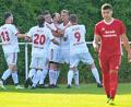 Bild: ref
Nach vier Minuten stand es schon 1:0 für den SV Inter Bergsteig Amberg (weiße Trikots). Torschütze Timo Nürnberger (hinten Zweiter von rechts) lässt sich feiern.