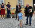 Bild: grm
Pfarrgemeinderatssprecher Georg Hammer (im Bild mit Mikrofon), Bürgermeister, kirchliche und weltliche Vereine, die Gläubigen und auch die Kleinsten, die Kinder aus dem Kindergarten (Bild) und vom Kreis junger Familien dankten ihrem Pfarrer zum Jubiläum und wünschten Gottes Segen, Gesundheit und hoffentlich noch viele Jahre in der Pfarrei.