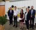 Bild: Mittelschule Mitterteich/exb
Das Bild zeigt (von links) Bürgermeister Stefan Grillmeier, die Jahrgangsbesten im Quali Julian Helgert und Sophie Müller (jeweils Notenschnitt von 1,8), Rektorin Gisela Kastner und Elternbeiratsvorsitzender Christian Strunz.