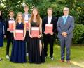 Bild: Zilker/exb
Schulleiter Stefan Neumeier (rechts) und Konrektorin Myriam Grabinger (links) zeichneten (von links) Benedikt Heinl, Lisa, Berger, Johannes Drexler, Alina Schmid und Felix Berger aus.