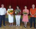 Bild: pad
Blumen zum Abschied für drei Lehrerinnen: (von links) Rektor Peter Danninger, Gabriele Mutzbauer, Helga Schlosser, Carina Kirrschhock und Konrektor Harald Röbl.