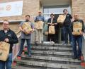 Bild: gsp
Bernhard Saurenbach und Irmgard Buschhausen von Amberger Tafel (hinten Bildmitte), freuten sich über die Tütenspende durch die Geschäftsführer Kevin Hintz (Edeka Kunert), Markus Schiml (Edeka Schiml), Klaus Dick (Diska) und Manfred Wiesmeth (Edeka Wiesmeth).
