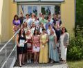 Bild: bnr
Stellvertretend für die drei Abschlussklassen der Landgraf-Ulrich-Mittelschule steht hier die Klasse M10A mit ihrer Klassenlehrerin Angelika Ibler (hinten links) und der Schulleiterin Silke Schmid (vorne rechts).