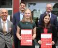 Bild: frd
Beste Schüler an den Berufsfachschulen waren (vorne, von links) Leonie Hölzl, Jana Gruber und Isabell Schuster. Zu den Ergebnissen gratulierten (von links) Schulleiter Thomas Schiller, Bürgermeister Rudolf Teplitzky, Josef Most, Leiter des Berufsschulzentrums Schwandorf sowie stellvertretende Landrat Jakob Scharf.