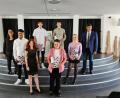 Bild: sne
Klassenleiterin Magdalena Lautner, Darrance Cooley, Schulleiterin Anja Bräu, David Blanco, Vincent Specht, Bojan Nikoloski, Jana Utwich und Bürgermeister Edgar Knobloch freuen sich über den Abschluss der 9. Klasse der Mittelschule Grafenwöhr.
