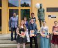 Bild: prh
Mit einer Traumnote von 1,0 shlossen Marlene Beer, Max Grundler, Leonie Luber und Leonie Schießl (vorne von links) die Lobkowitz-Realschule ab. Als Spitzenjahrgang bezeichneten Rektorin Irene Sebald und ihre beiden Stellvertreter Martina Fels und Ramon Comez-Islinger (hinten von rechts) den Jubiläumsjahrgang im 70. Jahr des Bestehens der Schule.