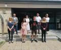 Bild: ral
Die Ehrengäste und Lehrer gratulierten den besten Absolventen Marina Lorenz (Dritte von links), Bastian Raab (Vierter von rechts) und Lena Röckl (Zweite von rechts).