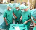 Bild: Kliniken Nordoberpfalz, Michael Reindl/exb
Chefarzt Professor Karl-Heinz Dietl gab Tirschenreuths Bürgermeister Franz Stahl und Dr. Peter Deinlein (von rechts) einen Einblick in laparoskopische Operationen.