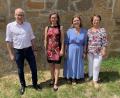 Bild: Barbara Birner/exb
AOVE-Sprecher Bürgermeister Bernhard Lindner (von links), AOVE-Geschäftsführerin Katja Stiegler und die Projektleiterin der AOVE-Koordinationsstelle „Alt werden zu Hause“, Monika Hager (rechts), begrüßen Janett Maaß (Zweite von rechts), die künftig Demenzprojekte umsetzen wird.