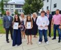 Bild: khg
Auf dem Bild (vorne, von links) die Schulbesten Despina Spyropoulos (2,0), Carla Zinveli (1,7) und Flavius Ciobanu (1,9); dahinter, (von links): Bürgermeister Uwe König (Freihung), Konrektorin und Klassleiterin Claudia Neidl, Rektorin Petra Ligensa, Bürgermeister Hans-Martin Schertl (Vilseck) und Elternbeiratssprecher Stephan Braun.
