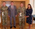 Bild: Stefanie Gradl
Sandy und Colonel Josef Ewers, Bürgermeister Hans-Martin Schertl, Command Sergeant Major Benjamin und Tasha Pingel beim Treffen im Vilsecker Rathaus.