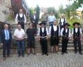 Bild: fz
Die Prüfungsbesten neben Stellvertretender Landrätin Margit Kirzinger von rechts die Zimmerer Jonas Peterhans, Johannes Weiß,, Florian Stopfer, Johannes Pinter und der Maurer Stefan Heining. Maurer Maximilian Reger fehlte verhindert. Obermeister Werner Ott (zweiter von links) überreicht die Gesellenbriefe.