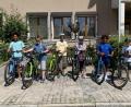 Bild: Katja Stiegler/exb
Fahrrad und Handy parat: Die Actionbound-Tester starten das Hahnbacher Abenteuer bei der Jubiläumsfahne vor dem Rathaus.
