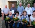 Bild: le
Sie haben sich verdient gemacht und wurden ausgezeichnet. Stehend von links: Vorsitzender Manfred Venzl, 2. Vorsitzender Walter Pröls, Richard Prölß, Ernst Wagner, Erwin Herfurth, Willi Meierhöfer und Bankdirektor Jürgen Schnappauf. Sitzend die Frauen der Jubilare.