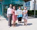 Bild: Klinikum/Cevik/exb
Thomas und Gabi Wittleben (von links), die Inhaber der Apotheke St. Nikolaus in Schwarzenfeld übergeben vor dem Klinikum St. Marien den Spendenscheck an Karin Borchers und Lydia Moosburger vom Kinderpalliativteam Ostbayern.