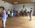 Bild: cro
Sonja Szcech (rechts) erläutert den Besuchern die Sanierungsmaßnahmen im Pfarrsaal.