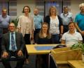 Bild: wel
Viele junge Beisitzer (stehend) ergänzen die Vorstandschaft der Parteilosen Wählergruppe der Oberviechtacher Ortsteile. An der Spitze stehen (sitzend, von links) stellvertretender Vorsitzender Michael Schlagenhaufer, Vorsitzendem Egbert Völkl, Schriftführerin und Medienbeauftragte Silvia Leibl und Kassier Stefan Dobmeier.