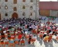 Bild: Isa Rauscher/exb
Eine tolle Kulisse bietet der Innenhof der Burg Dagestein den zahlreichen Zuhörern, als das Jugendblasorchester des Musikvereins Vilseck eine Serenade spielt.