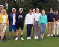 Bild: lst
GLC-Spielleiter Reinhold Scharl (r.) hatte mit sinem „Alles muss raus“-Neun-Loch-Turnier den richtigen Riecher. 51 Spielerinnen und Spieler gingen an den Start, unser Foto zeigt die jeweils drei Erstplatzierten in jeder Klasse. Bild: lst