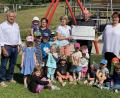 Bild: Josef Glas
Die Frauenbund-Vorsitzenden Sonja Schmid-Herdegen und Birgit Hammer überreichen Pfarrer Willibald Bauer, Kindergartenleiterin Manuela Hinkel und Kirchenpfleger Hans Maier (von rechts) die Spende.