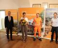 Bild: Stadt Tirschenreuth/exb
Bürgermeister Franz Stahl (links), Geschäftsleiter Markus Bergauer (rechts) und Personalratsvorsitzender Karl Bayreuther überreichten Ursula Höfer-Lehner zum Abschied einen Blumenstrauß und eine Tirschenreuther Chronik.