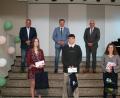 Bild: fpoz
Abschlussfeier an der Fichtelgebirgsrealschule Marktredwitz: Im Bild vorne von links Hanna Gimmel, Andreas Werner Elsner und Selina Paszek. Dahinter von links Schulleiter Oliver Brandt, Landrat Peter Berek und Oberbürgermeister Oliver Weigel.