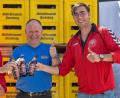Bild: gud Guenter Uschold
Zirka vier Wochen lang wird ab sofort bei Getränke Gebhard ein „Handballfestbier“ mit eigenem Etikett zu kaufen sein. Natürlich nur, solange der Vorrat reicht.