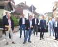 Bild: pz
Die Delegation des Bauamts Amberg-Sulzbach zusammen mit den Mandatsträgern auf Europa-, Bundes- und Landesebene und Bürgermeister Bernd Sommer an der Egerer Straße in Waldsassen.