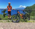 Bild: Terpstra/exb
Die Niederländerin Anne Terpstra macht bei einer Trainingsausfahrt Pause. Im Hintergrund Japans höchster Berg, der Fuji mit 3776 Metern Höhe.