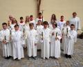 Bild: wec
Die zwei Jahrgänge Erstkommunionkinder aus Theuern, die nach einer Pandemie-bedingten Pause nun zusammen mit Pfarrer i. R. Josef Beer (links hinten) und Gemeindereferentin Kathrin Blödt (rechts) Erstkommunion feiern.