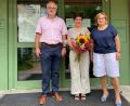 Bild:  Stötzner-Schule/exb
Stellvertretende Schulleiterin Kunigunde Schwägerl (rechts) verabschiedet Sonderschulrektor Reinhard Kausler (mit Frau Irene).