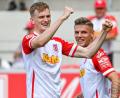 Bild: Armin Weigel/dpa
Scott Kennedy (links, mit Erik Wekesser) bejubelt seinen Treffer zum 2:0 gegen den SV Sandhausen. In der Saison 2016/17 trug der Kanadier schon einmal das Trikot eines Oberpfälzer Vereins: beim damaligen Regionalligisten FC Amberg.