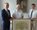 Bild: Thomas Sporrer
Nicht nur seine Forschungsergebnisse, sondern auch einen handgemalten Stammbaum übergab Ahnenforscher Josef Beer (Mitte). Darüber freuten sich Christian Ferstl (rechts) und Bürgermeister Franz Stahl (links).