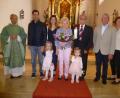 Bild: bk
Familienfoto am vielbesuchten „Arbeitsplatz“ in der Pfarrkirche: Josef und Christa Schweiger mit Angehörigen, Hans und Petra Arnold sowie Pfarrer Varghese Puthenchira.