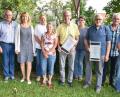 Bild: no
Bei den Ehrungen: (von links): Zweiter Vorsitzender Hubert Lang, Birgland-Bürgermeisterin Brigitte Bachmann, Ulrike Voit und Dora Wankel (zuständig für das Probeimkern), Jubilar Werner Dürgner, Gaby Pirner (Grundschule Illschwang). Jubilar Hans Endres, stellvertretender Kreisvorsitzender Helmut Heuberger und der Vorsitzende Günther Mertel.