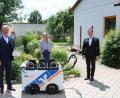 Bild: lei
Vorstandsmitglied Martin Sachsenhauser, Kita-Leiterin Svenja Rasch sowie Vorstandsmitglied Erich Übler bei der Übergabe des VR-Mobils an den Kindergarten St. Johannes.