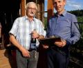 Bild: snn
Der Bürgermeister der Gemeinde Ursensollen, Albert Geitner, gratulierte Josef Huf.